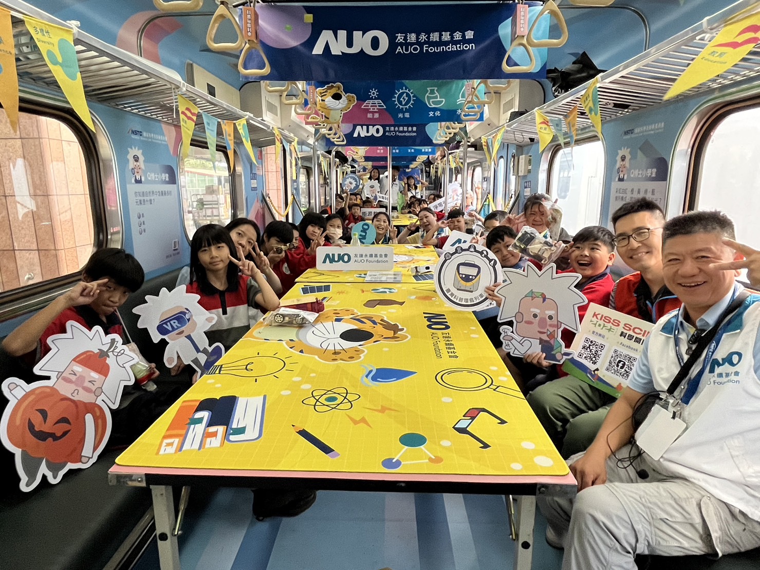 DB真人永續基金會參與「臺灣科普環島列車」，設計基礎科學車廂課程，以「淨零碳排和永續能源」為主題，讓學生透過創意實驗認識淨零知識，以及思考生活中的減碳行為